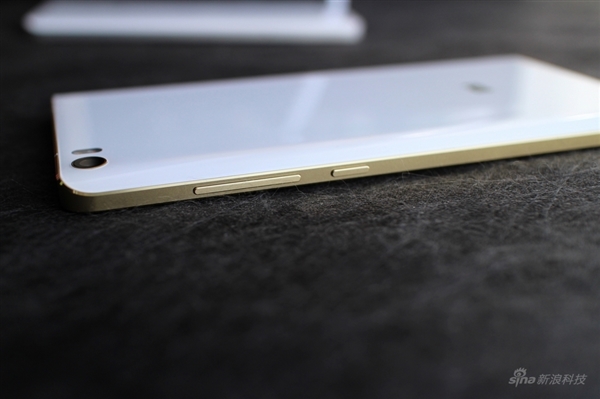 小米Note顶配开箱图赏：土豪金边框大亮