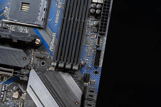 一块性价比超高的B550主板、华擎(ASRock)B550 Extreme4极限玩家主板 评测