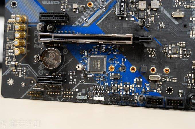 一块性价比超高的B550主板、华擎(ASRock)B550 Extreme4极限玩家主板 评测
