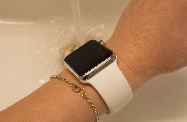 applewatch是否防水?汗水灰尘黏住直接用水冲妥妥的