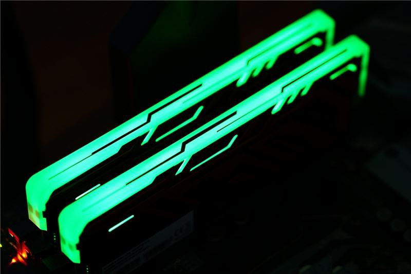 七彩RGB灯效!影驰GAMER II内存评测:稳定3000MHz