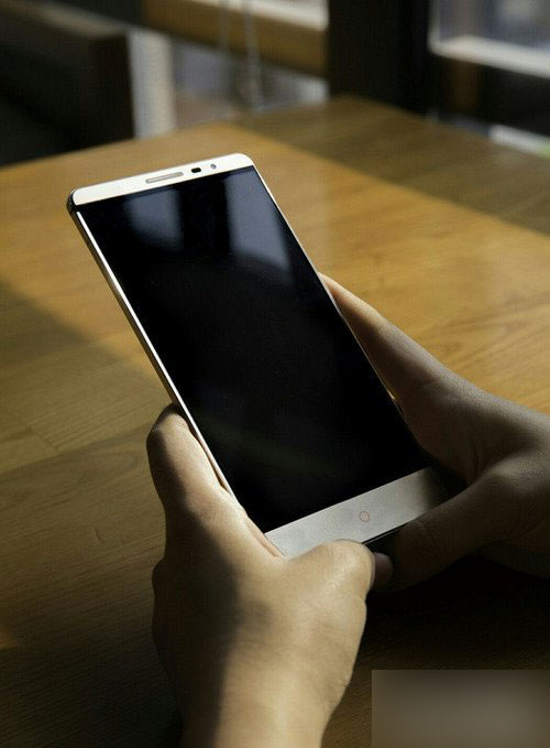 nubia X8真机曝光 金属机身/指纹识别第1张图